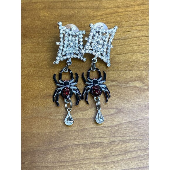Lunch at the Ritz LATR 2Go Spiderweb Dangle Halloween Pierced Earrings - Picture 2 of 11